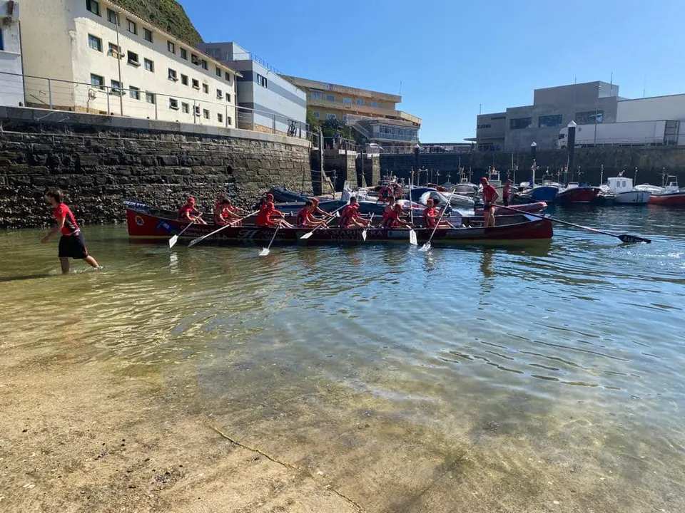Los remeros de 'La Marinera', terminando de embarcar para disputar la regata de ayer en Zarautz.