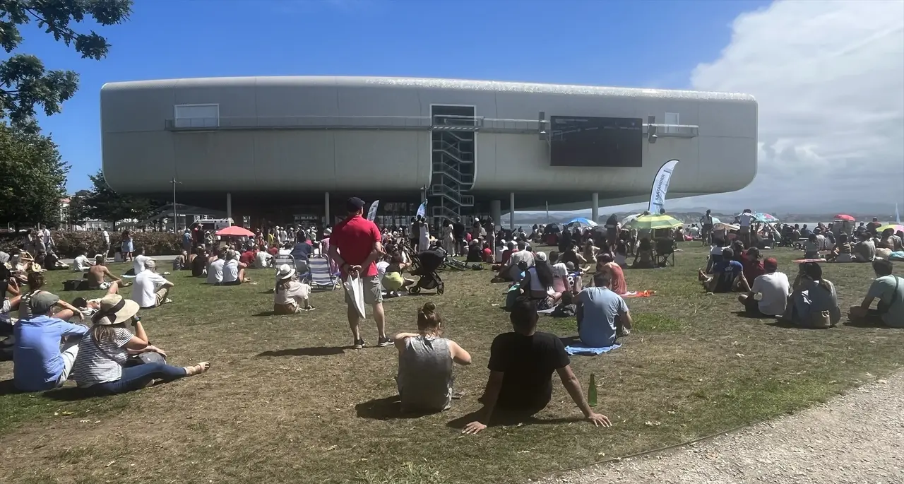 Decenas de aficionados viendo el partido en la pantalla instalada en el Centro Bot&iacute;n. / Alerta