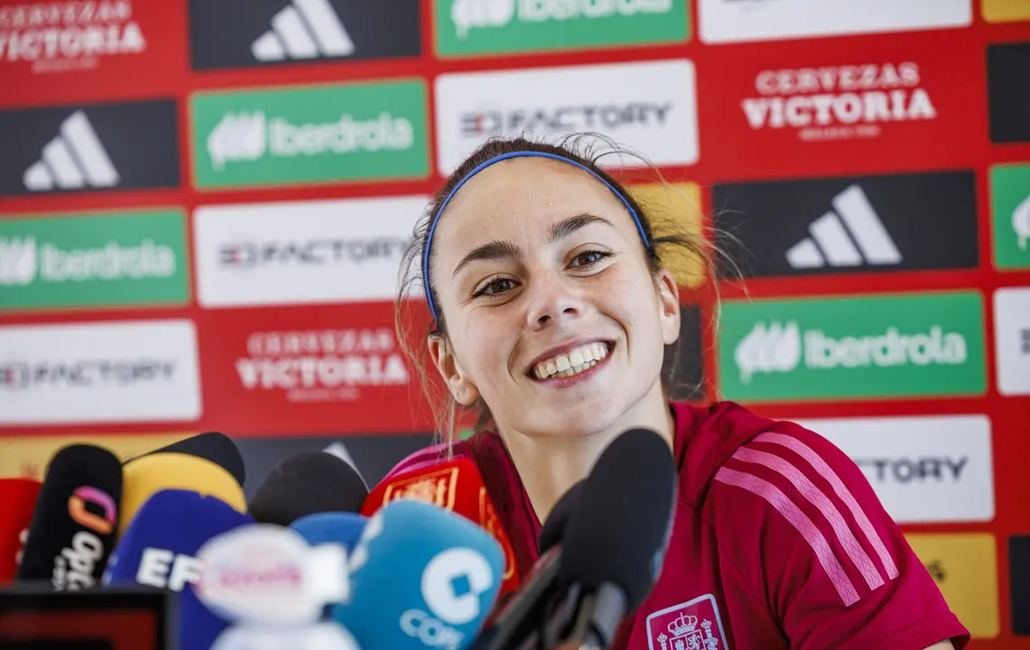 Athenea del Castillo en rueda de prensa con la selecci&oacute;n. EP / Pablo Garc&iacute;a