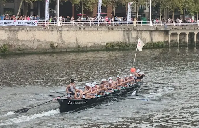 Pedre&ntilde;a durante la regata de hoy en Bilbao.