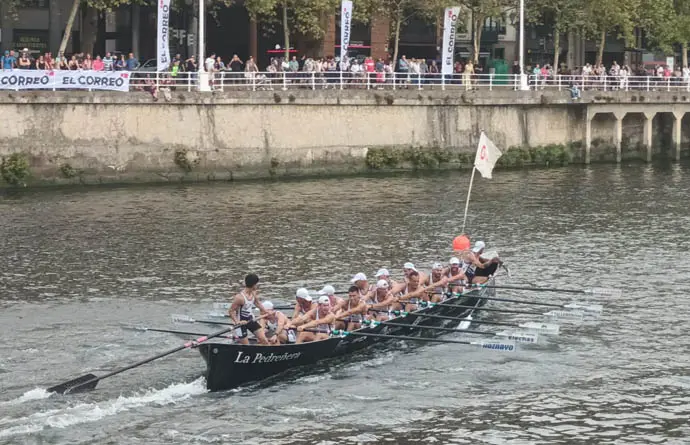 Pedre&ntilde;a durante una regata en Bilbao.
