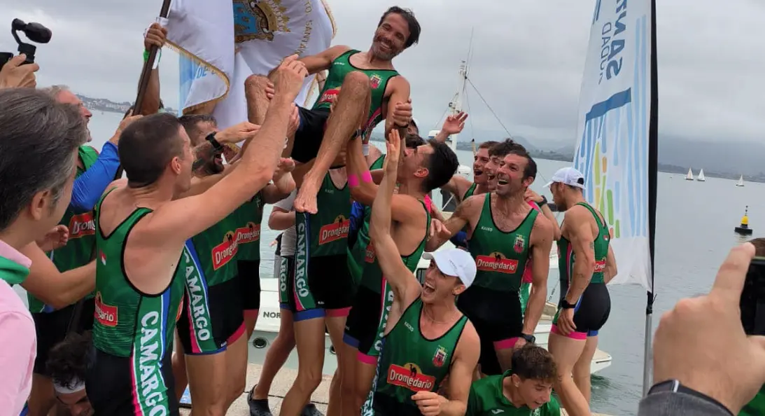 Carlos Rodr&iacute;guez manteado por sus remeros.