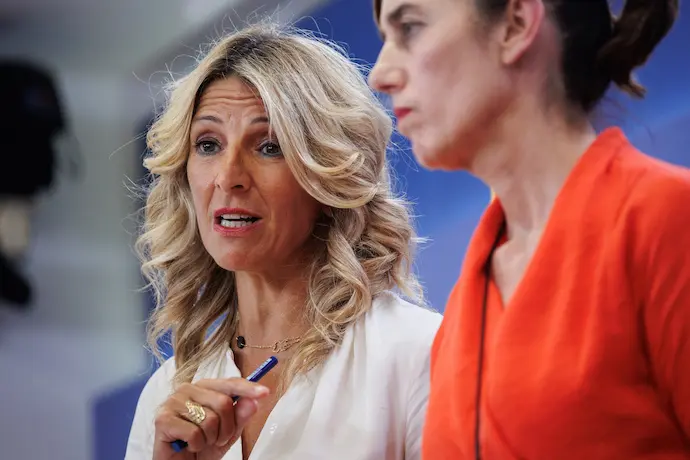 La vicepresidenta segunda en funciones y l&iacute;der de Sumar, Yolanda D&iacute;az (i), y la portavoz parlamentaria de Sumar, Marta Lois (d), ofrecen una rueda de prensa, en el Congreso de los Diputados, a 21 de agosto de 2023, en Madrid (Espa&ntilde;a). Esta rueda de prensa ha tenido lugar despu&eacute;s de que el Rey haya iniciado hoy en el Palacio de la Zarzuela su ronda de consultas para designar candidato a la investidura de la Presidencia del pa&iacute;s, y por primera vez tendr&aacute; que elegir entre dos aspirantes que se postulan para asumir el encargo: el candidato del PP, que se reivindica como ganador de los comicios del 23 de julio, y el socialista, que se considera el &uacute;nico capaz de sumar apoyos para superar la votaci&oacute;n en el Congreso. La ronda de contactos dura dos d&iacute;as en los que participan siete formaciones porque otras cuatro han declinado a acudir.
21 AGOSTO 2023;RUEDA DE PRENSA;GOBIERNO;CONGRESO;DECLARACIONES;REUNI&Oacute;N;
Alejandro Mart&iacute;nez V&eacute;lez / Europa Press
21/8/2023