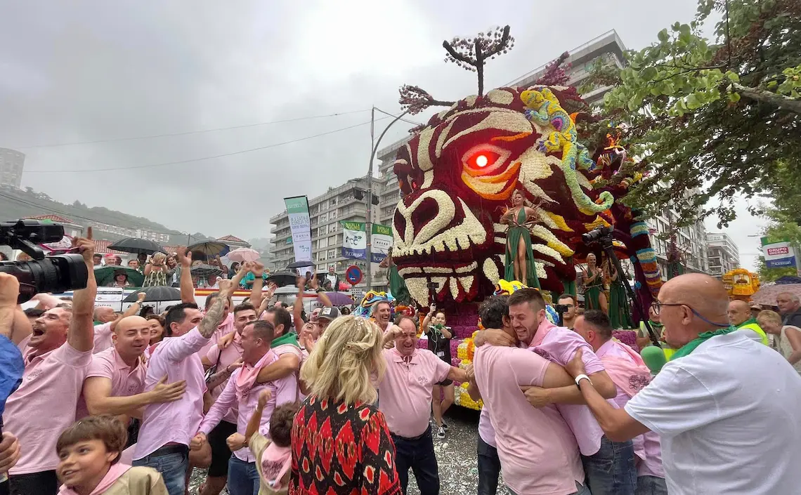 La carroza ganadora, &lsquo;Stone&rsquo;, del grupo &lsquo;Mi vida loca&rsquo;, se ha convertido en la vencedora del desfile de este a&ntilde;o.