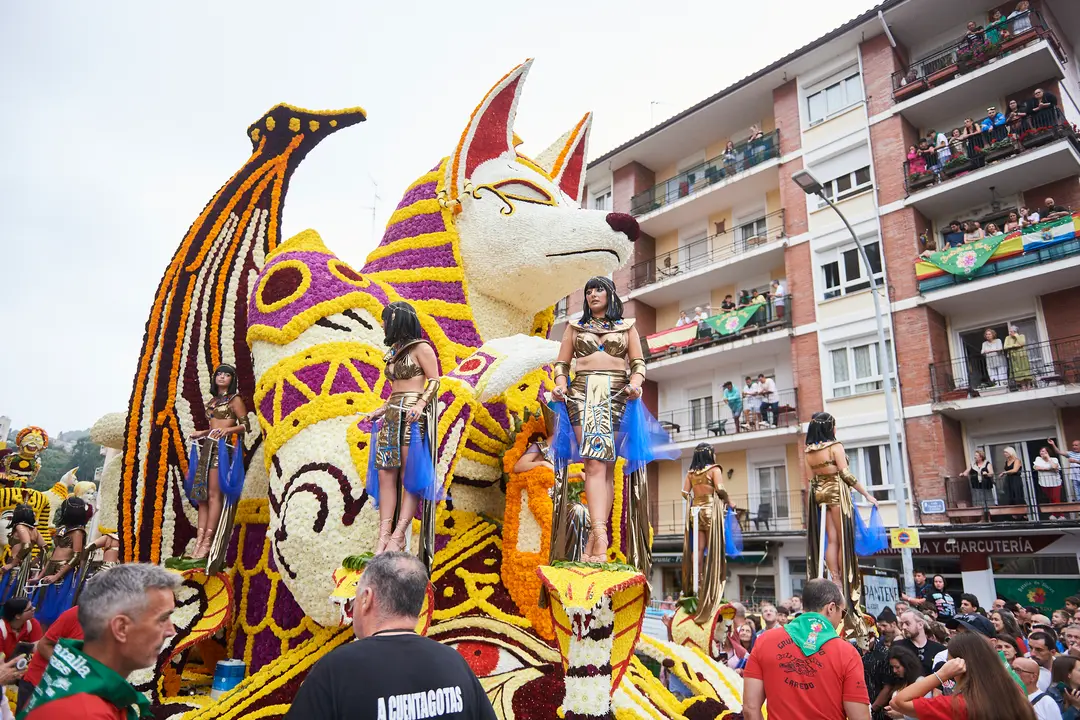 Una de las carrozas de la Batalla de Flores, en una edici&oacute;n anterior. / Cesar Ortiz