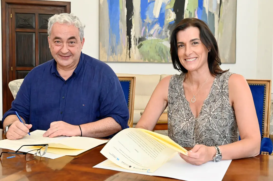 El Colegio de M&eacute;dicos y el Ayuntamiento de Santander firman el convenio para continuar con el proyecto de reanimaci&oacute;n cardiopulmonar en las aulas. / ALERTA