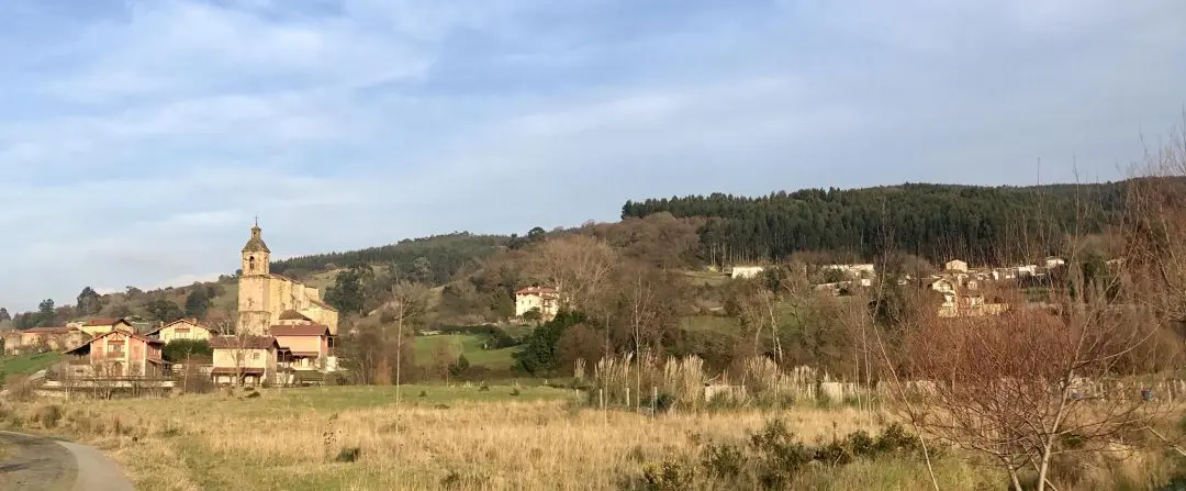El sendero del Parque del Tintero, con Colindres el de Arriba de fondo. / ALERTA