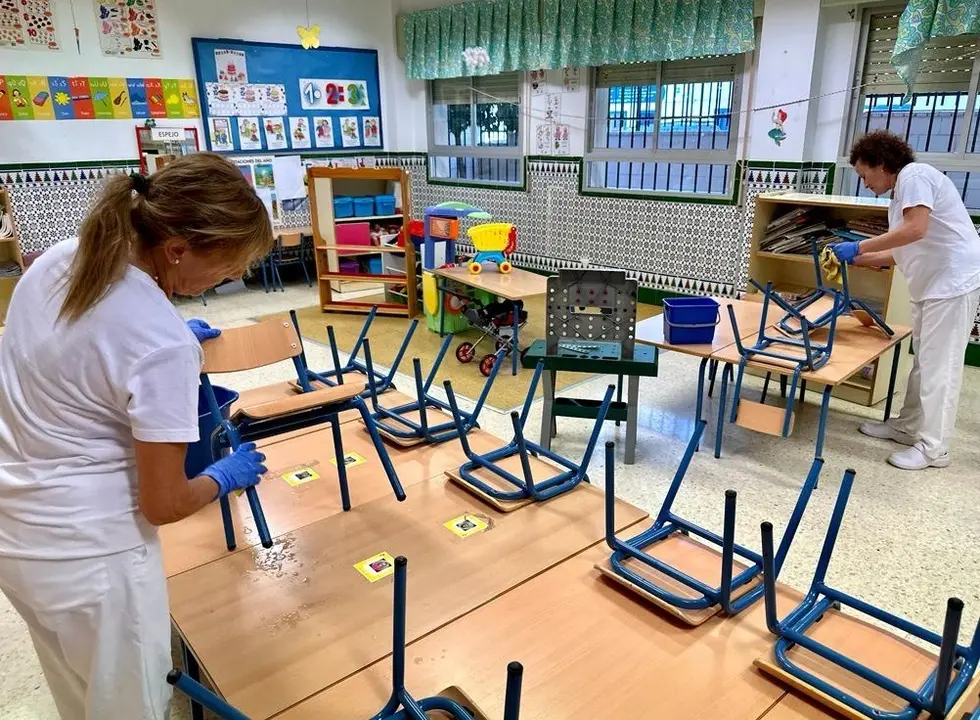 Comienza la limpieza de los colegios. / EP
