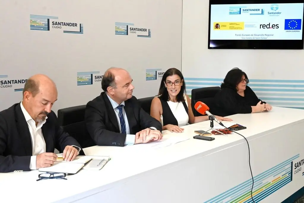 La alcaldesa de Santander, Gema Igual, y el director de Servicios P&uacute;blicos Digitales de Red.Es, Francisco Javier Garc&iacute;a Vieira. / Alerta