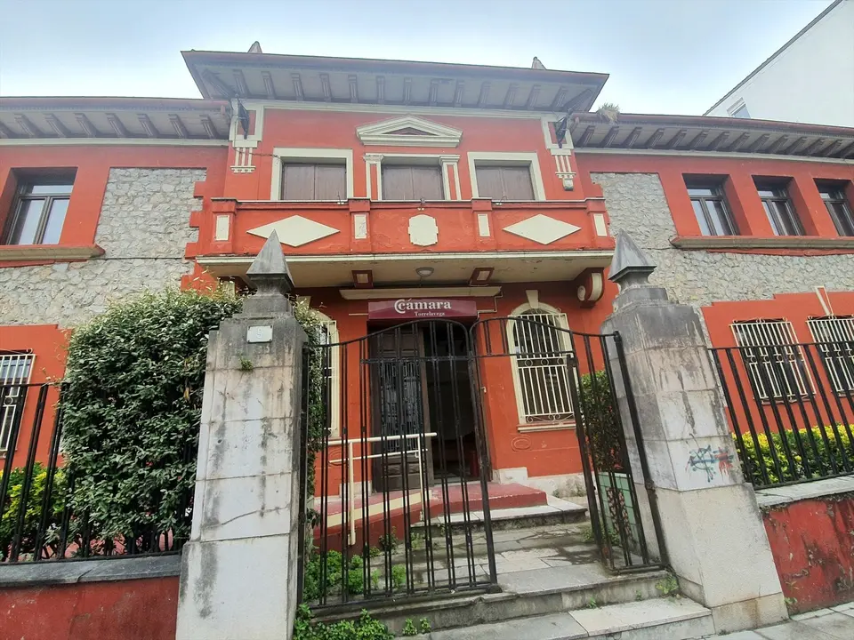 Edificio municipal de La Llama, antigua sede de la C&aacute;mara de Comercio. / Alerta