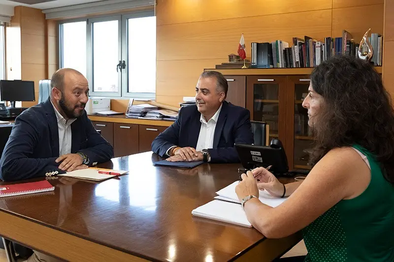 El consejero de Fomento, Roberto Media, se re&uacute;ne con los representantes de la Asociaci&oacute;n de Constructores y Promotores de Cantabria. / Alerta
