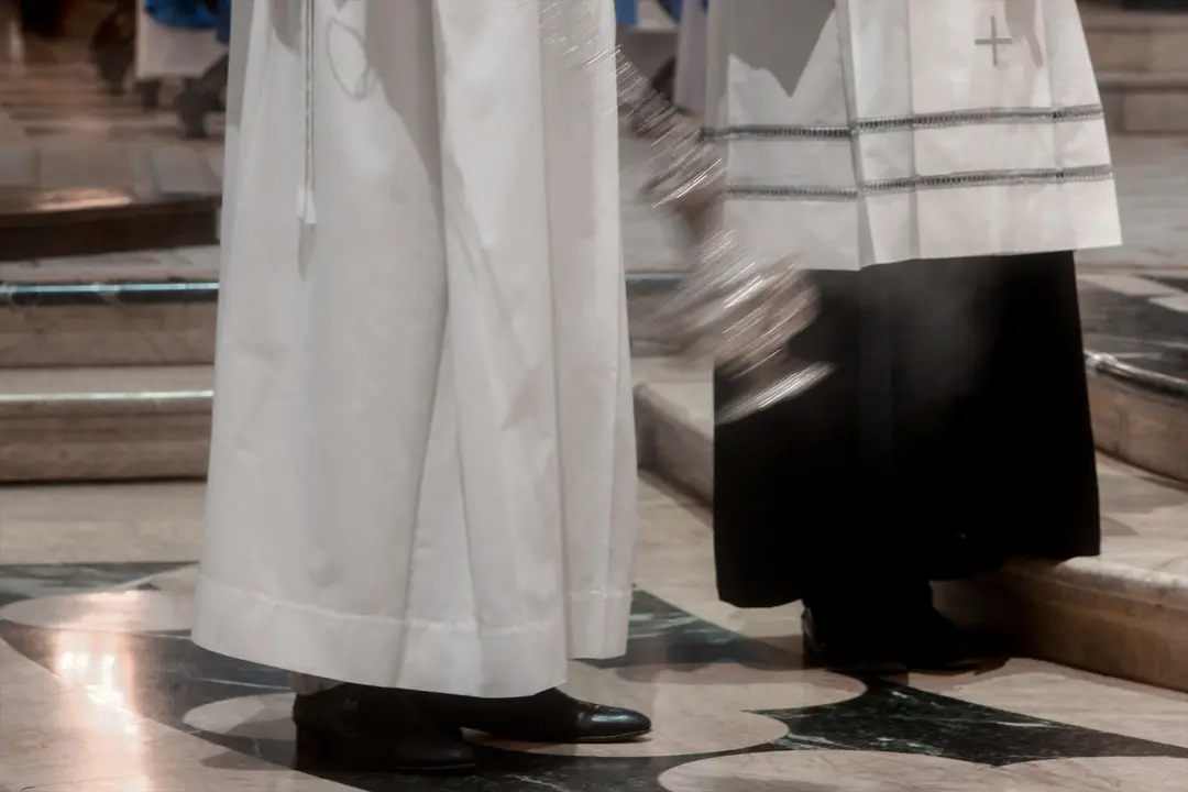 Dos monaguillos durante una eucarist&iacute;a. EP