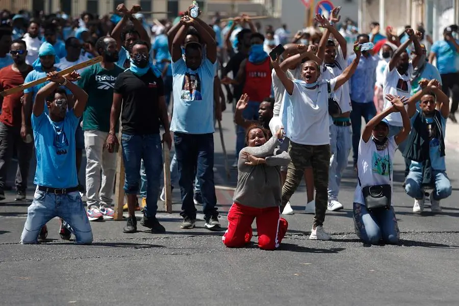 Emigrantes y solicitantes de asilo procedentes de Eritrea protestan en Tel Aviv en una manifestaci&oacute;n durante la que se registraron choques con la Polic&iacute;a israel&iacute;. EFE / Atef Safadi