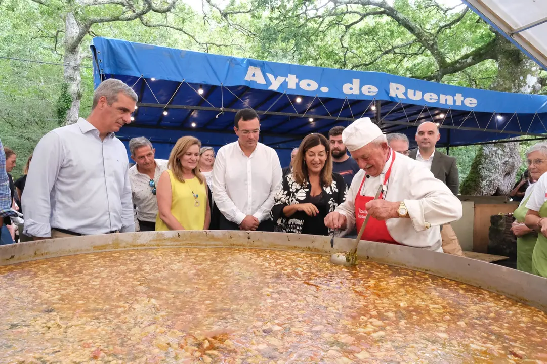 Las autoridades junto al cocinero. / A. Del Saja