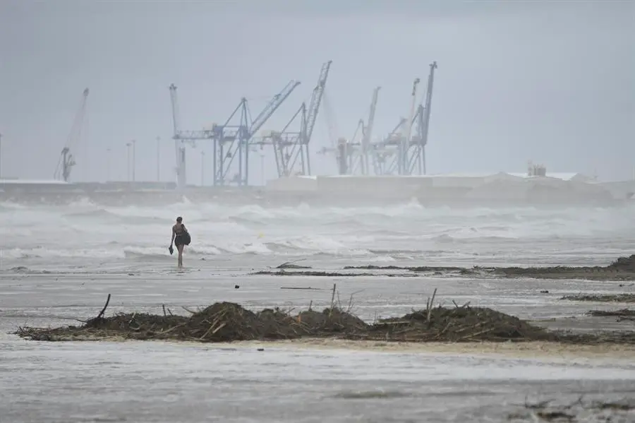 Una mujer pasea por la playa Gurug&uacute; en Castell&oacute;n, este domingo. EFE / Andreu Esteban