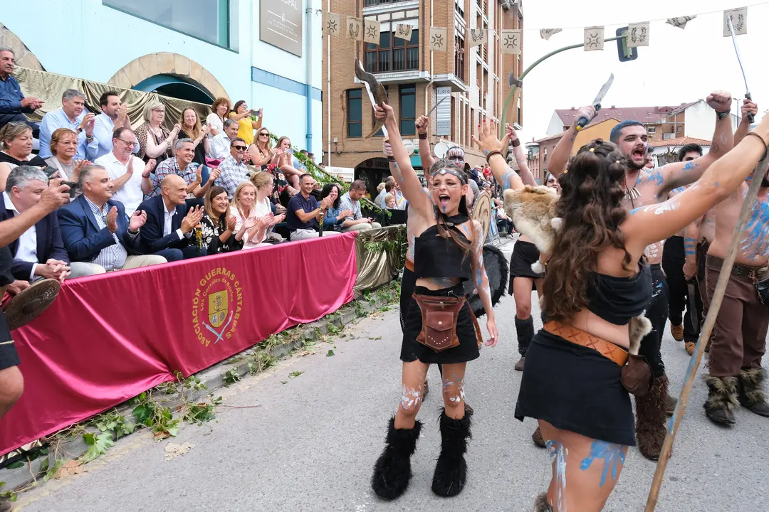 Las autoridades disfrutando del desfile. / ALERTA