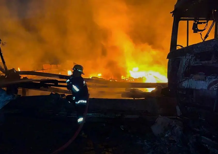 Un rescatista viendo los da&ntilde;os en el puerto de Odesa. / Emergency Service of Ukraine