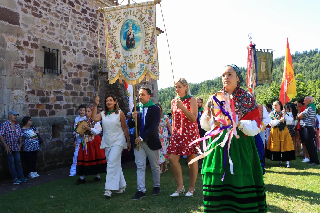 La presidenta de Cantabria, Mar&iacute;a Jos&eacute; S&aacute;enz de Buruaga (i), asiste a la Misa y Preg&oacute;n de las fiestas de la Virgen de Valencia en Pi&eacute;lagos junto con el alcalde de Pi&eacute;lagos, Carlos Caram&eacute;s (2i). / Celia Ag&uuml;ero