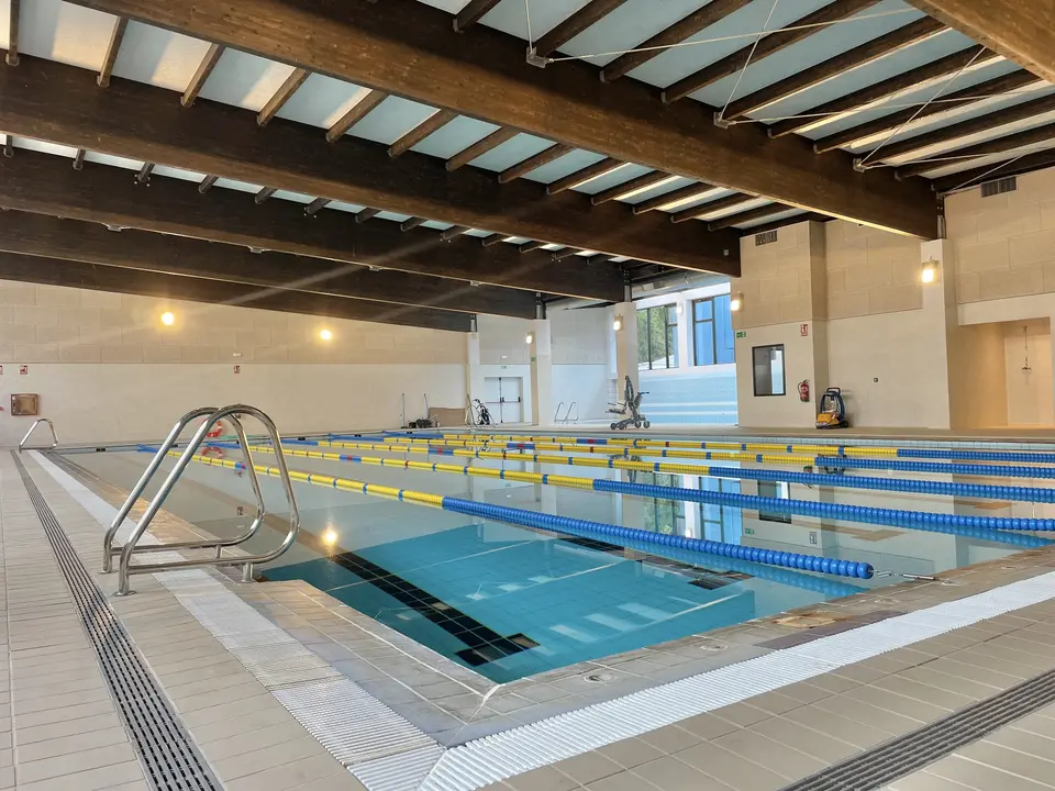 Piscina municipal de Laredo. / ALERTA