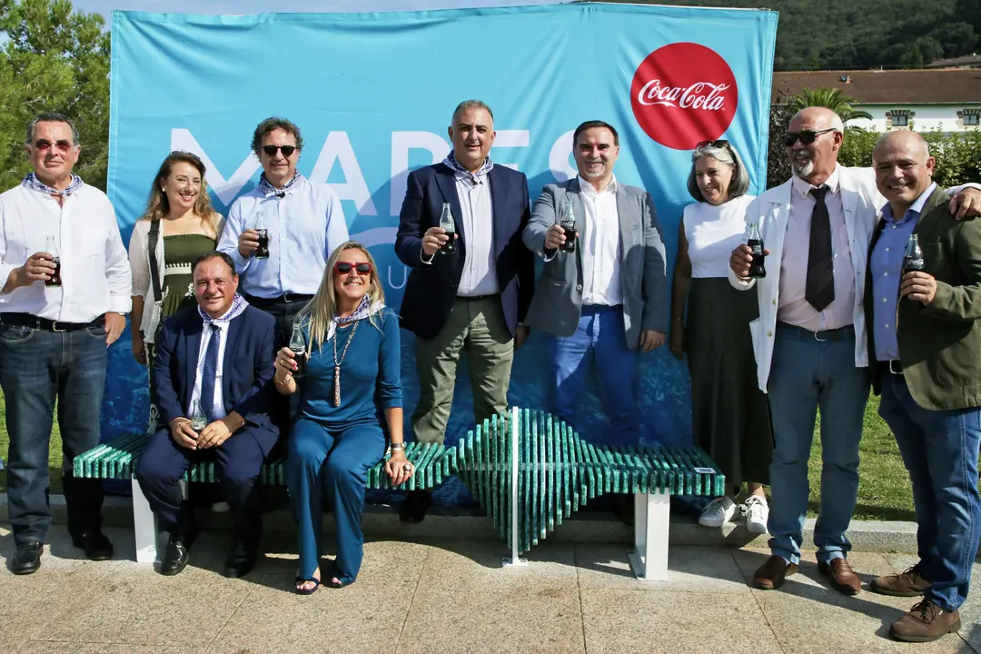 Presentaci&oacute;n del banco fabricado con basura marina que se ha colocado en Santo&ntilde;a, dentro del proyecto 'Mares Circulares', impulsado por Coca-Cola. / NACHO ROMERO