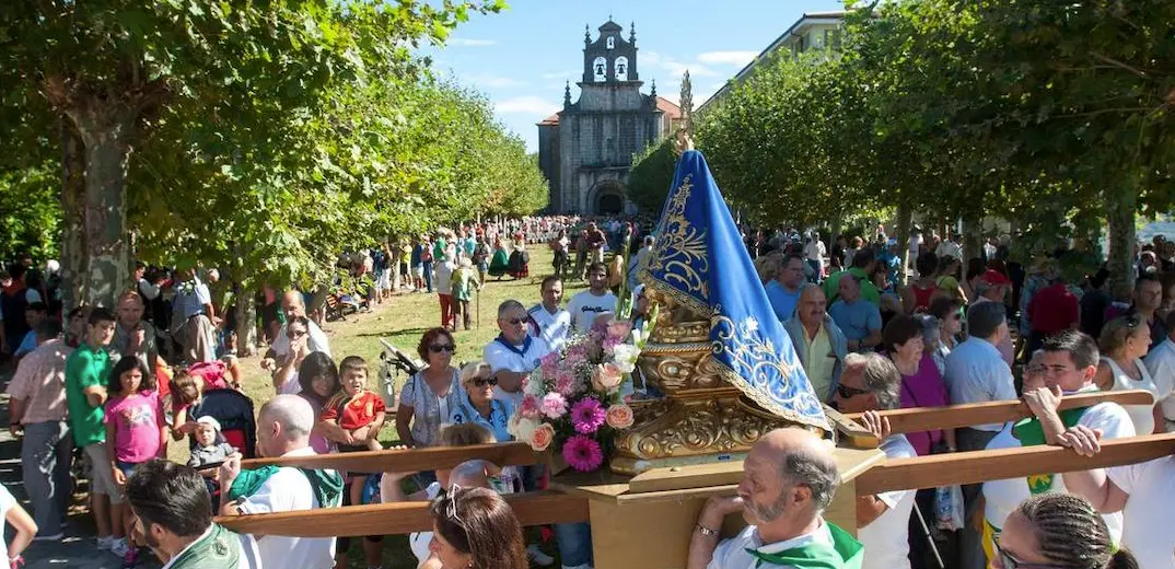 Un momento de la procesi&oacute;n de la Bien Aparecida, en torno al Santuario de Hoz de Marr&oacute;n. / ALERTA