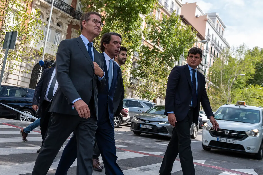 El candidato del PP a la investidura, Alberto N&uacute;&ntilde;ez Feij&oacute;o (i), y el expresidente del Gobierno Jos&eacute; Mar&iacute;a Aznar (c) coincidieron este viernes en un acto de la fundaci&oacute;n FAES, en medio de las cr&iacute;ticas por el acto convocado en Madrid por el PP en contra de la posible amnist&iacute;a para los l&iacute;deres independentistas. EFE/ Fernando Villar