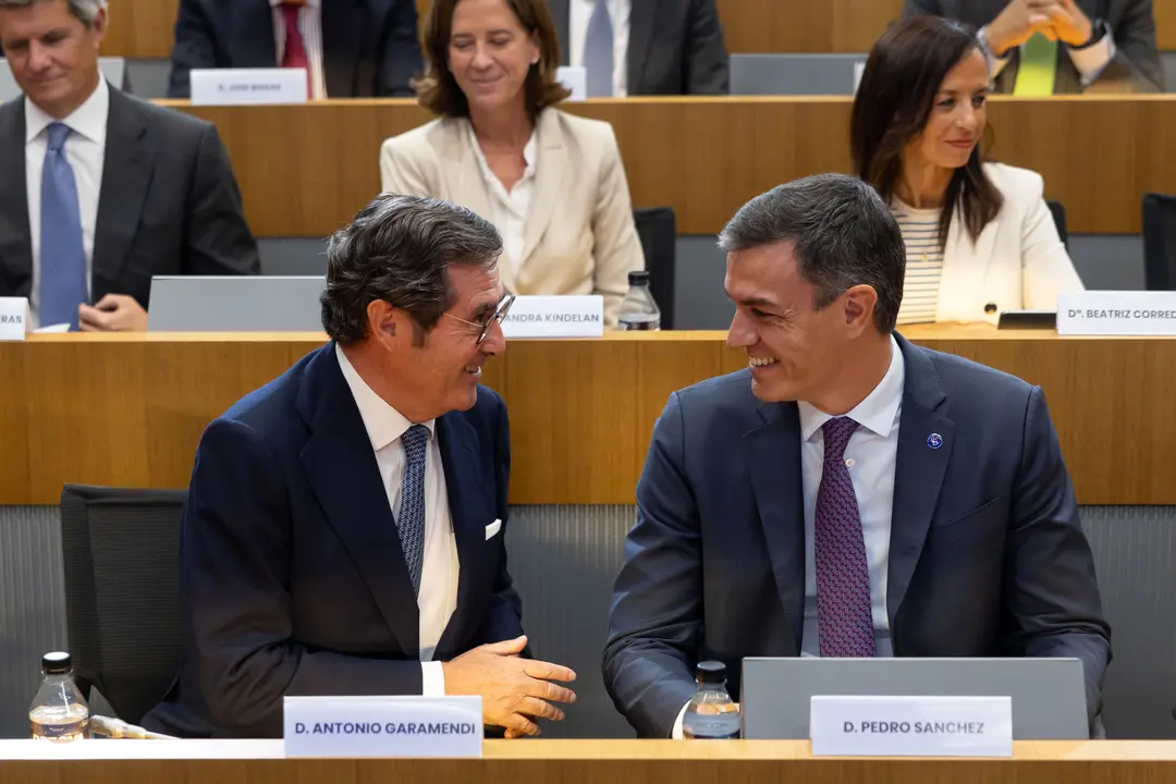 El presidente del Gobierno en funciones, Pedro S&aacute;nchez (d), junto al de la patronal CEOE, Antonio Garamendi, antes de presentar la propuesta estrat&eacute;gica de la Presidencia espa&ntilde;ola de la UE, en Madrid./ Daniel Gonz&aacute;lez