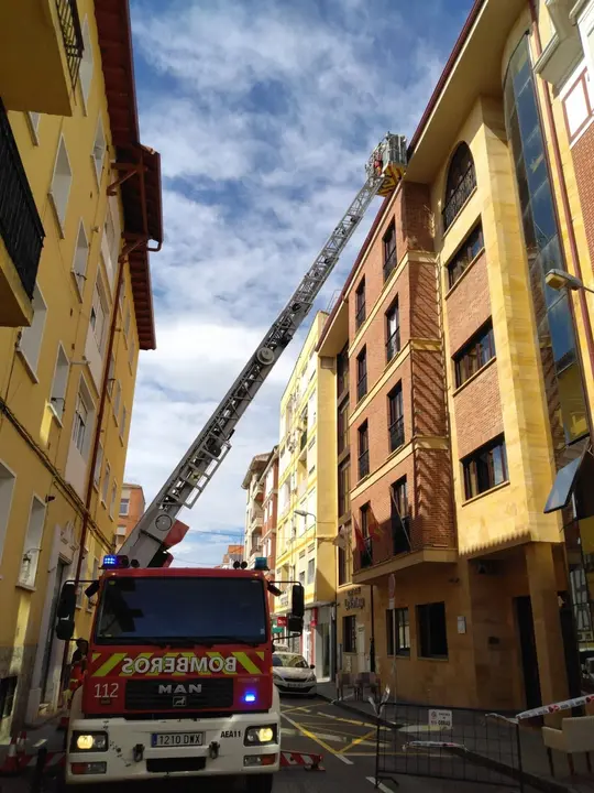 Bomberos intervinen en la fachada de un edificio en Santo&ntilde;a. / ALERTA