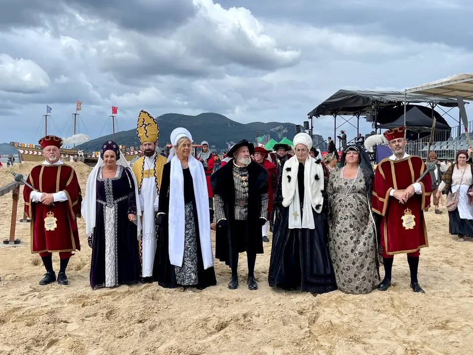 El emperador Carlos V recibe a sus hermanas, Leonor de Francia y Mar&iacute;a de Hungr&iacute;a, en El Palenque de la playa Salv&eacute; de Laredo, el a&ntilde;o pasado