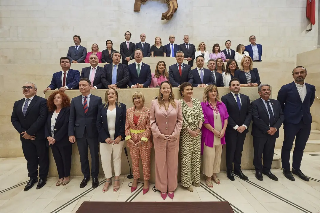 Foto de familia de los asistentes al pleno de constituci&oacute;n del Parlamento de Cantabria. EP / C. Ortiz. / Archivo