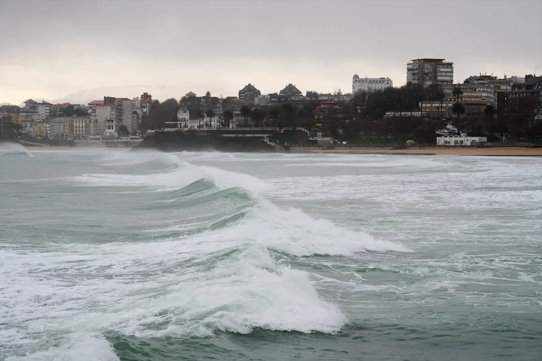 Vista del oleaje en Santander. EP