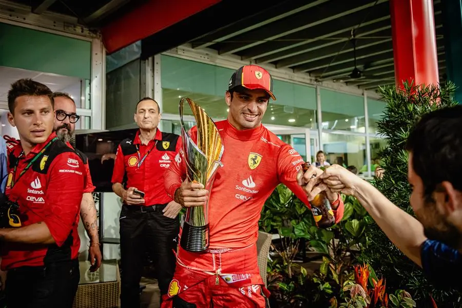 Carlos Sainz celebra su victoria con el equipo de la escuder&iacute;a Ferrari. EFE / Tom White