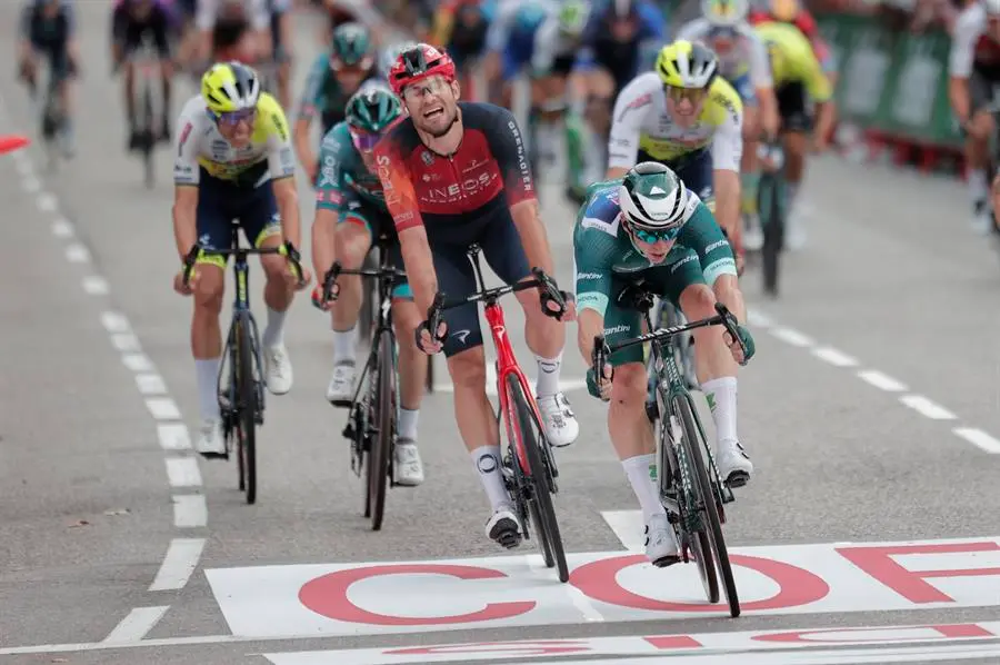 El ciclista australiano Kaden Groves (d) cruza la meta en primera posici&oacute;n imponi&eacute;ndose en el esprint al italiano Filippo Ganna (2d) en la &uacute;ltima etapa de La Vuelta Ciclista a Espa&ntilde;a que ha recorrido este domingo las calles de Madrid. EFE / Manu Bruque.