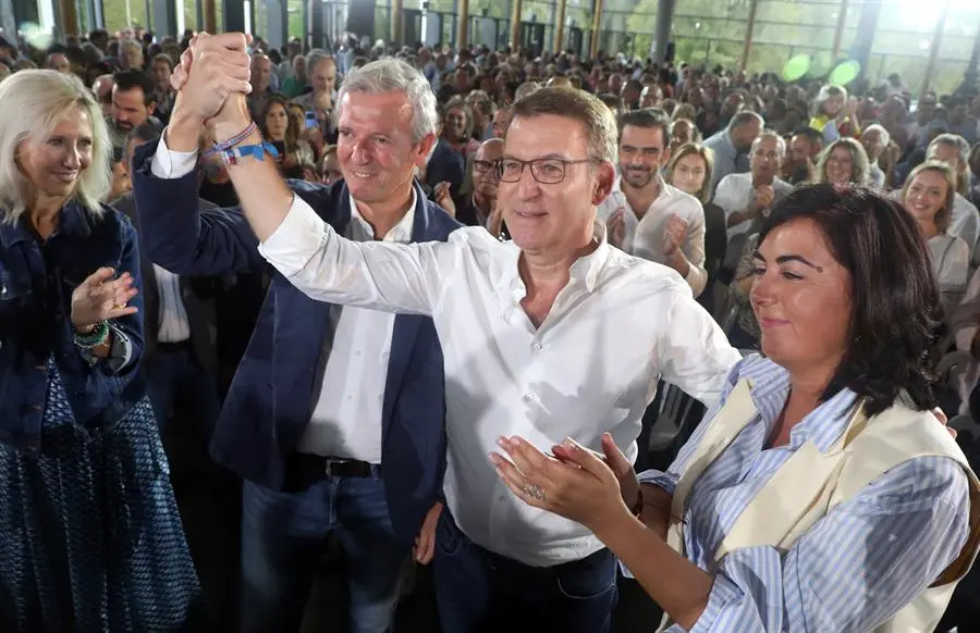 -El presidente del PP, Alberto N&uacute;&ntilde;ez Feijoo (d) y el presidente del PP de Galicia, Alfonso Rueda (i) en el acto Por la igualdad de los espa&ntilde;oles. EFE / Xo&aacute;n Rey
