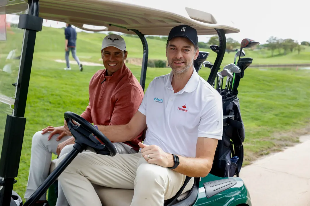 au Gasol (d) y Rafa Nadal participan en el Torneo de Golf solidario. / Juan Carlos Hidalgo