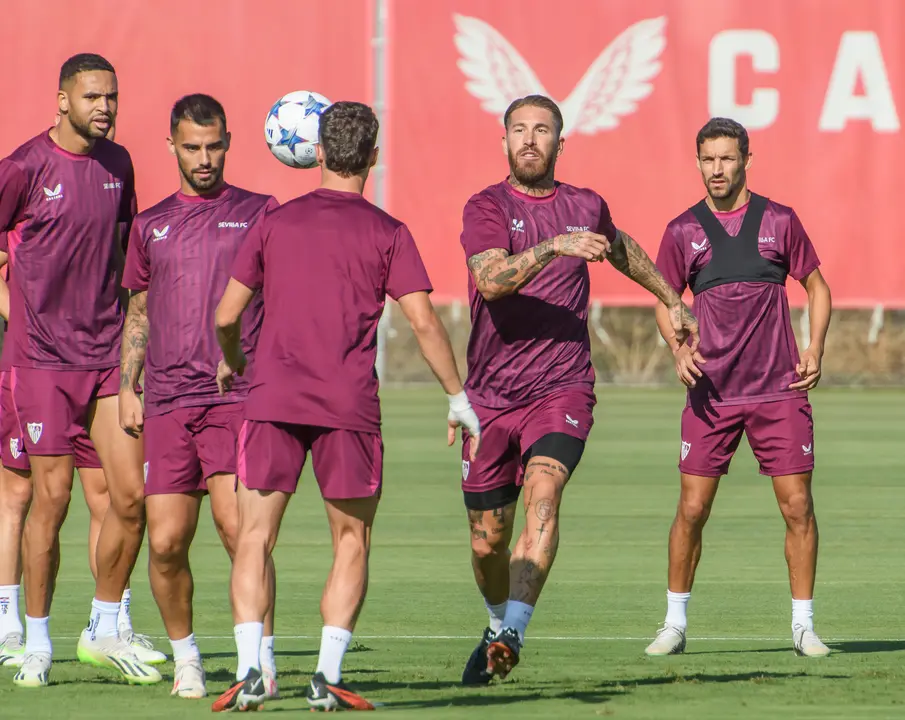 Los jugadores del Sevilla FC En-Nesyri, Suso, Pedrosa, Sergio Ramos y Jes&uacute;s Navas (de izq a dcha). / EFE