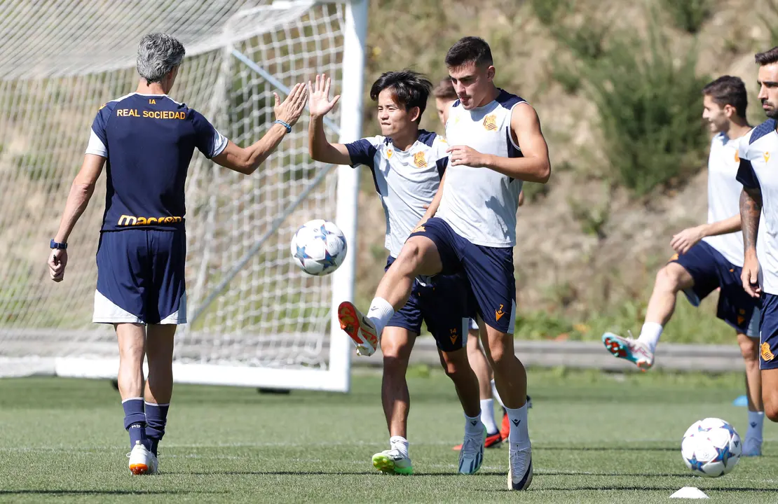 El entrenador de la Real Sociedad, Imanol Alguacil (i), saluda al centrocampista japon&eacute;s, Take Kubo (c). / EFE