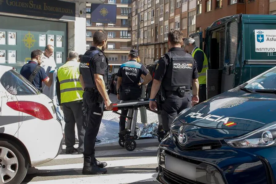 La Polic&iacute;a Local de Gij&oacute;n ha detenido este mi&eacute;rcoles a un hombre que minutos antes hab&iacute;a apu&ntilde;alado mortalmente con un cuchillo a otra persona en el cuello a la puerta del negocio inmobiliario del fallecido, en la calle Campo Sagrado, en Gij&oacute;n. EFE/ Juan Gonz&aacute;lez
