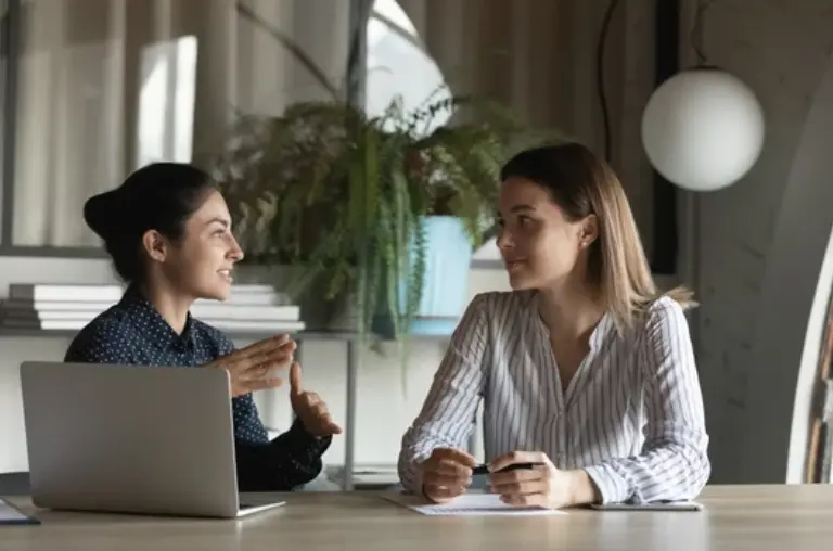 Dos personas conversan.