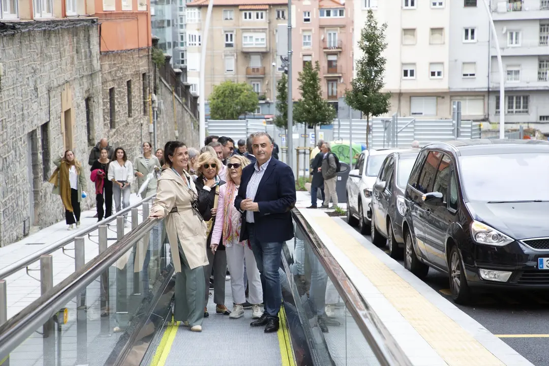 El consejero de Fomento, Ordenaci&oacute;n del Territorio y Medio Ambiente, Roberto Media, y la alcaldesa de Santander, Gema Igual, inauguran las rampas mec&aacute;nicas de la calle Canalejas. / Alerta