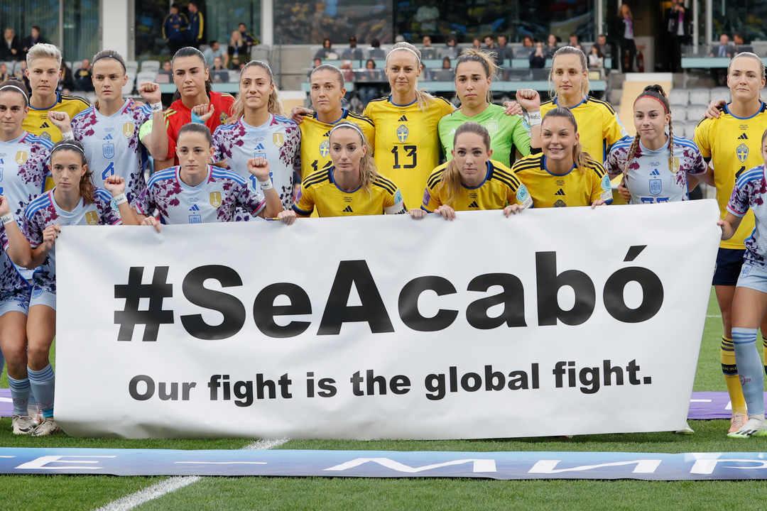 Las jugadoras de ambos equipos posan con una pancarta en la que se lee "Se Acabo, nuestra lucha es global" este viernes, en el partido de la Liga de las Naciones, entre Suecia y Espa&ntilde;a, en Gotemburgo. EFE/ Juan Carlos C&aacute;rdenas
