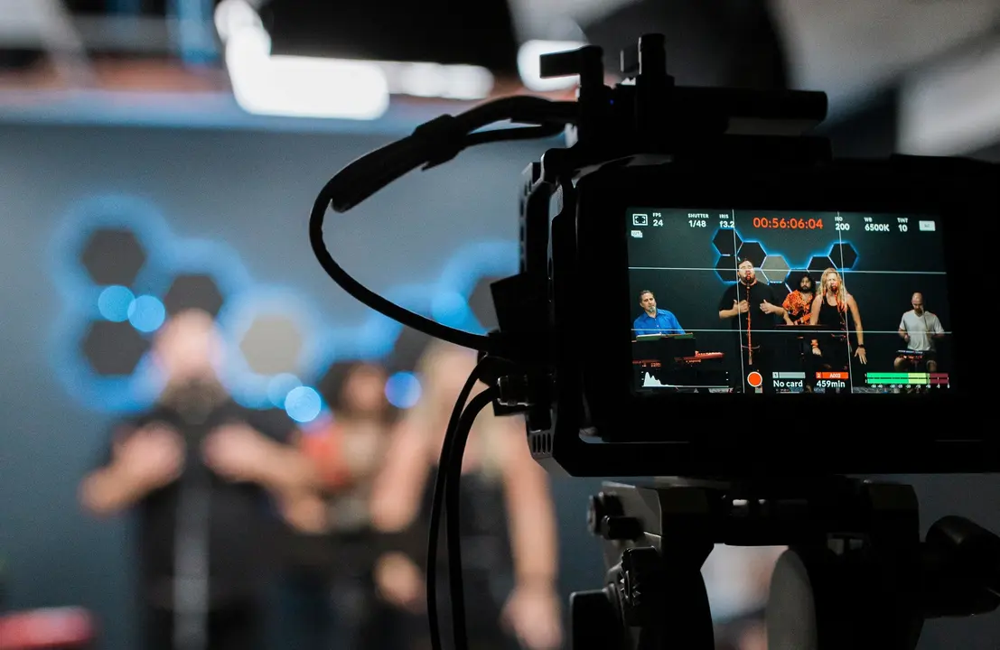 Una c&aacute;mara grabando a varias personas. EP