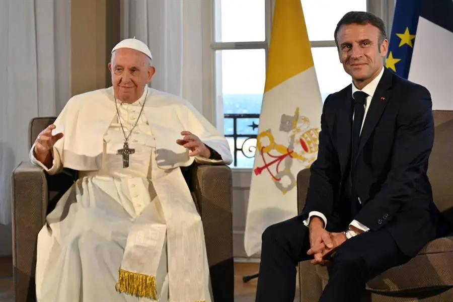 El papa Francisco da la bienvenida al presidente franc&eacute;s, Emmanuel Macron, en el Palais du Pharo de Marsella, Francia. EFE / ANDREAS SOLARO
