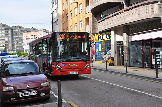 El Torrebus circulando por la calle Joaqu&iacute;n Cay&oacute;n de Torrelavega. / Alerta