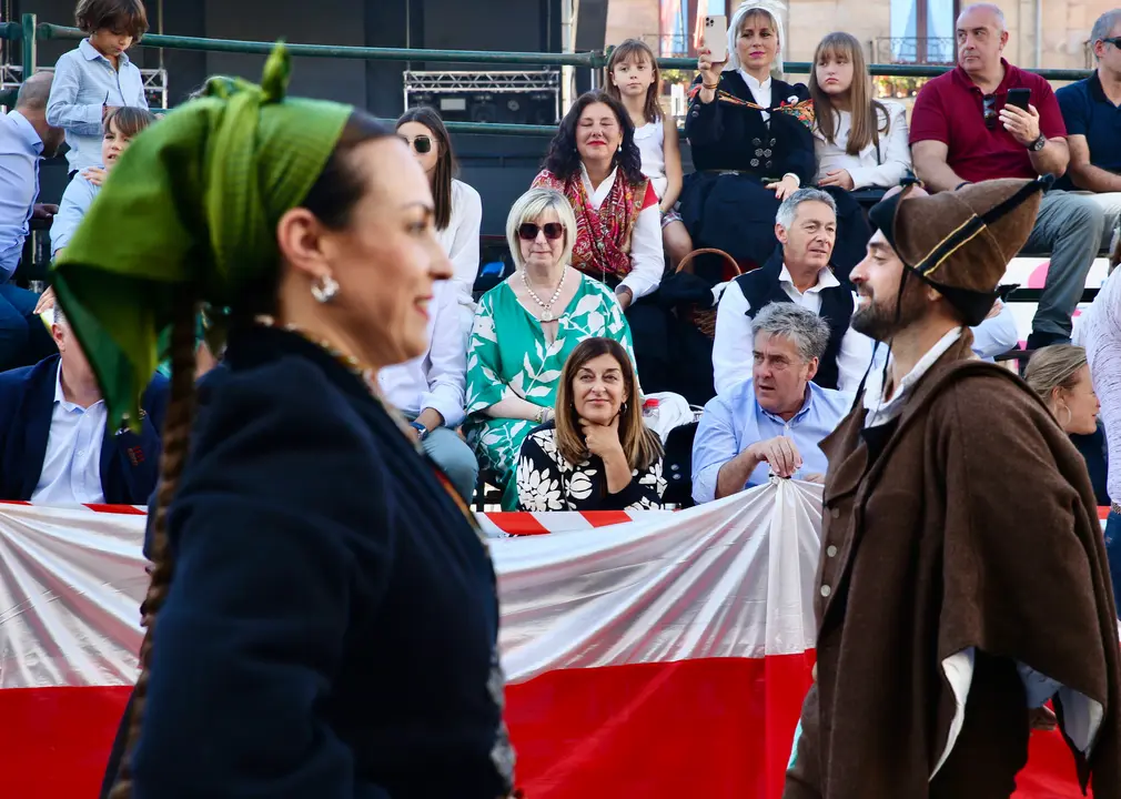 Mar&iacute;a Jos&eacute; S&aacute;enz de Buruaga presenci&oacute; el desfile t&iacute;pico de carretas en el D&iacute;a de Campoo. / LARA REVILLA