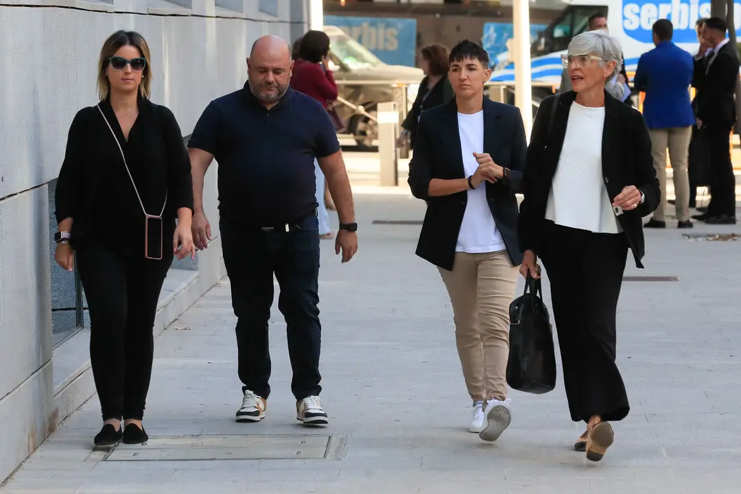 Olga Tubau (d), la abogada del el expresidente de la Real Federaci&oacute;n Espa&ntilde;ola de F&uacute;tbol Luis Rubiales, a su llegada a la Audiencia Nacional en Madrid este lunes donde se que investiga a Rubiales por presunta agresi&oacute;n sexual y coacciones a Jenni Hermoso. EFE/ Fernando Alvarado