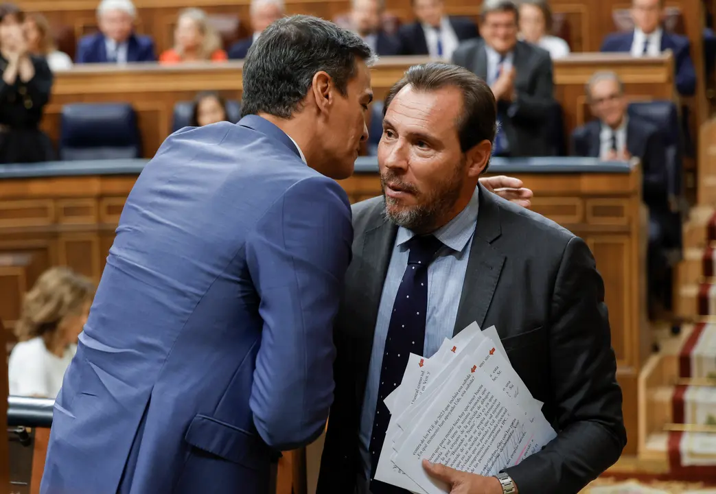 MADRID, 26/09/2023.- El presidente del Gobierno en funciones, Pedro S&aacute;nchez, saluda al diputado del PSOE &Oacute;scar Puente (d), en la primera sesi&oacute;n del debate de investidura del candidato popular Alberto N&uacute;&ntilde;ez Feij&oacute;o a la Presidencia del Gobierno, este martes en el Congreso. EFE/Daniel Gonzalez