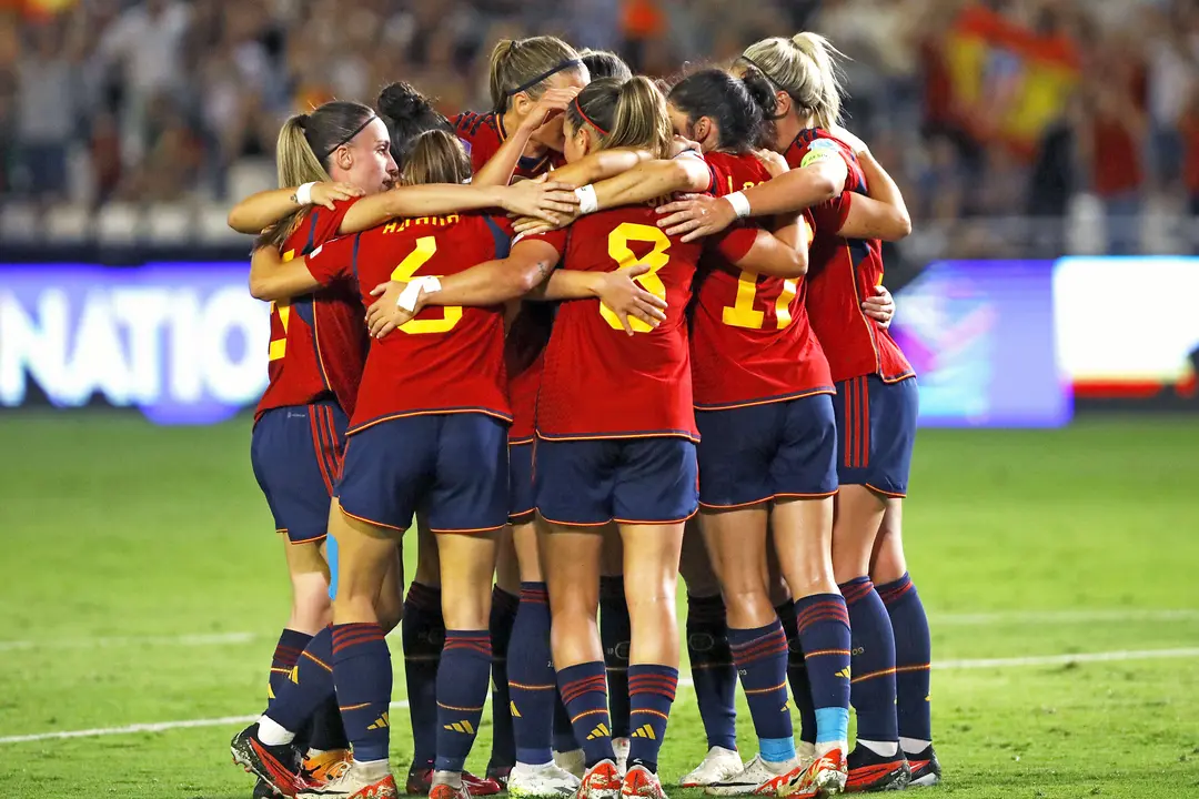 Las jugadoras de la selecci&oacute;n espa&ntilde;ola celebran tras marcar el 1-0 durante el encuentro de la UEFA Liga de las Naciones entre Espa&ntilde;a y Suiza, este martes en el Estadio Nuevo Arc&aacute;ngel en C&oacute;rdoba.