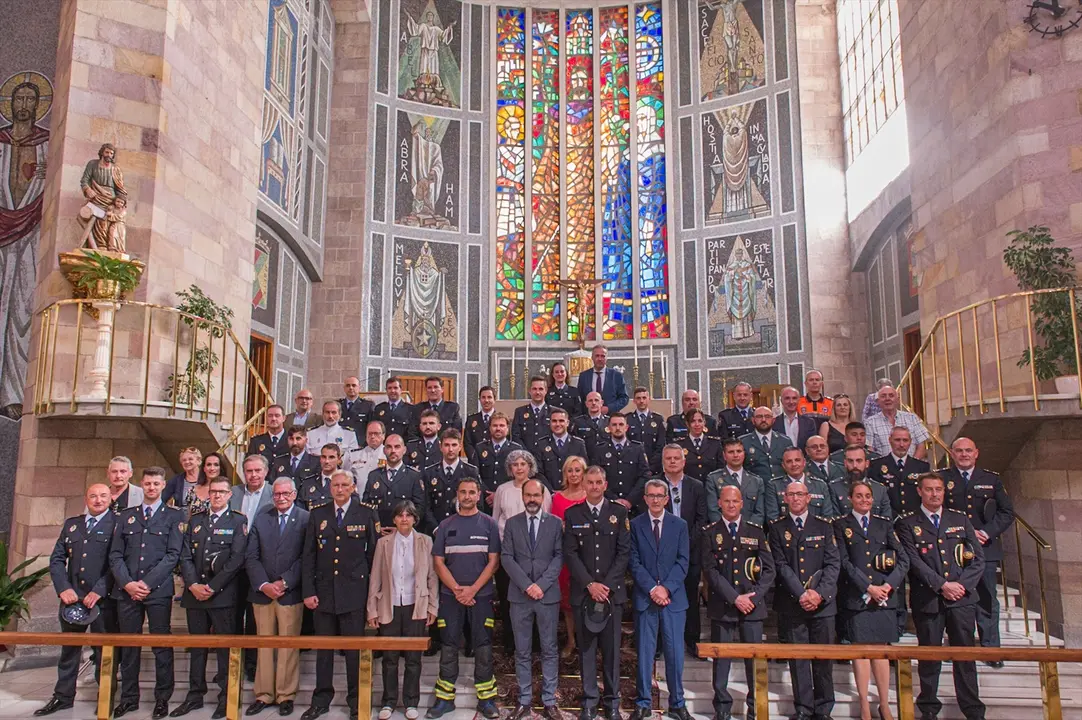 La Polic&iacute;a Local de Torrelavega festeja a su patr&oacute;n, San Miguel Arc&aacute;ngel. / Alerta