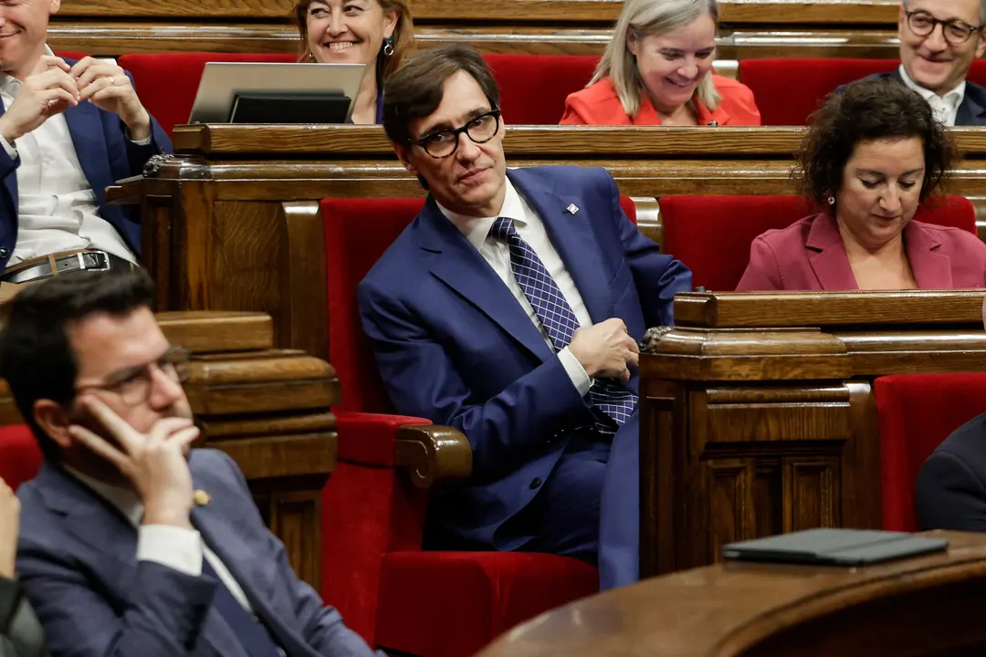 El l&iacute;der del PSC, Salvador Illa (c), durante el pleno del Parlament en el que las fuerzas independentistas someten a votaci&oacute;n dos propuestas de resoluci&oacute;n a favor de la amnist&iacute;a y de condicionar la investidura de Pedro S&aacute;nchez a avanzar hacia el refer&eacute;ndum. / Quique Garc&iacute;a